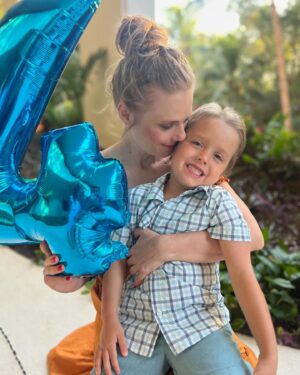 Ana Layevska Instagram - Los besos de los hijos es lo más hermoso del mundo,es un beso dirécto al corazón. #felizdiadelamadre