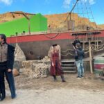 Ana Layevska Instagram - Cuando se graba todo en #greenscreen Mi personaje Irina vive en un barco en el mundo de #zorro y literal construyeron uno!!! @amazonprime @primevideomx ustedes ya vieron la serie #zorro? #backstage Cuéntenme!! Que les pareció?