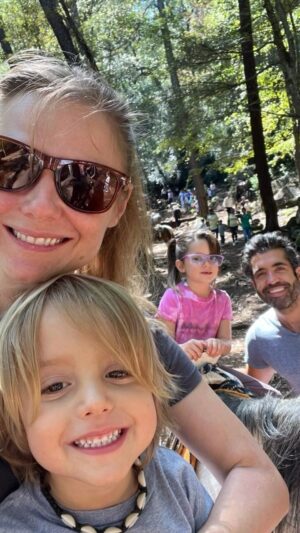 Ana Layevska Instagram - Y si… la verdad es que el día que naciste Santi nacieron todas las flores!!! Gracias por enseñarme el amor incondicional,por tu carisma,tu sonrisa tan increíble ,la paz que das y la mejor compañía. Feliz cumpleaños mi amor!! #santi!!!