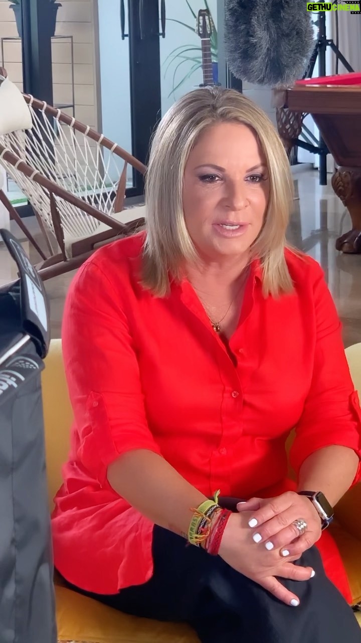 Ana María Polo Instagram - Buenos días amigos! Feliz martes! Por acá siempre ocupada en algo nuevo. Les dejo algunos memes súper divertidos en mis historias. Me cuentan que les parecen! No olviden etiquetarme 😂 #HeDicho #CasoCerrado #AnaMariaPolo