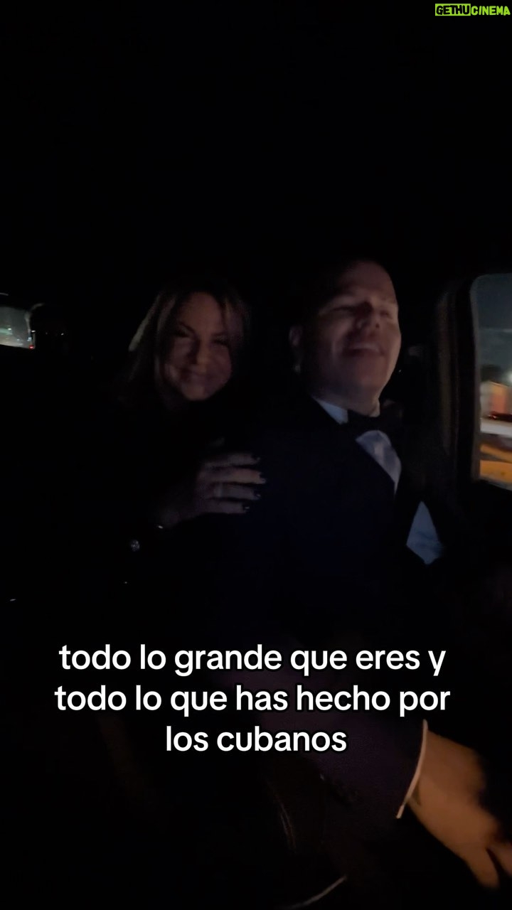 Ana María Polo Instagram - Momentos tan especiales como estos con el carismático Beny hacen que los años de trabajo incansable hayan valido la pena. Los días de grabación hasta la madrugada, promoción, viajes, todo ha sido una inversión que me sigue dando como fruto el amor y cariño de todos ustedes. Gracias por demostrármelo porque cómo leí una vez, es mejor escucharlo que tener que imaginarlo. #HeDicho #CasoCerrado #AnaMariaPolo