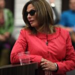Ana María Polo Instagram - Hola, amigos… Me gustaría compartir un par de fotos que me tomé mientras realizaba un veredicto en “Caso Cerrado”. #casocerrado #drapolo #veredicto #fyp #hedicho