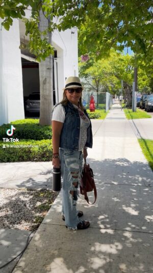 Ana María Polo Instagram - ¡Buen día amigos! Yo por acá muy ocupada. ¿Ustedes en qué andan? 
#LasMujeresFacturan 

#HeDicho #CasoCerrado #AnaMariaPolo