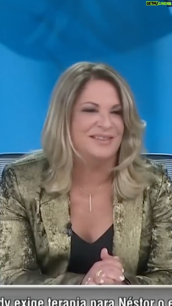 Ana María Polo Instagram - Mis amigos... En este caso, observamos cómo Randy demanda a su esposa y le exige ir al psicólogo, ya que ha tomado la postura de imitar a la Dra. Polo, algo que le causa incomodidad. #dobleperfecto #casocerrado #drapolo #hedicho #educate #fyp