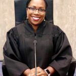 Ana María Polo Instagram - ¡Hola amigos! Entre tanto sucediendo me emociona ver nominada a la Corte Suprema federal, a la jueza Ketani Brown Jackson. La primera mujer afro americana y aparte… ¡De Miami! ¡Es una jurista de extraordinaria trayectoria y no olvidemos que las leyes balancean y ordenan nuestra democracia! De ser confirmada sería la segunda juez de raza negra y por primera vez habrían cuatro mujeres juntas como parte del tribunal. ¡Qué bonito ver estos cambios! #HeDicho #CasoCerrado #AnaMariaPolo