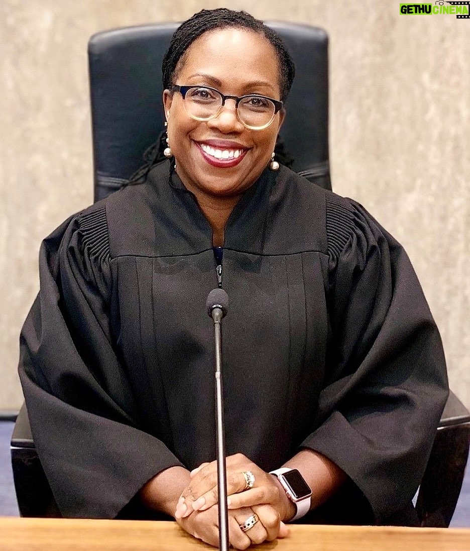 Ana María Polo Instagram - ¡Hola amigos! Entre tanto sucediendo me emociona ver nominada a la Corte Suprema federal, a la jueza Ketani Brown Jackson. La primera mujer afro americana y aparte… ¡De Miami! ¡Es una jurista de extraordinaria trayectoria y no olvidemos que las leyes balancean y ordenan nuestra democracia! De ser confirmada sería la segunda juez de raza negra y por primera vez habrían cuatro mujeres juntas como parte del tribunal. ¡Qué bonito ver estos cambios! #HeDicho #CasoCerrado #AnaMariaPolo