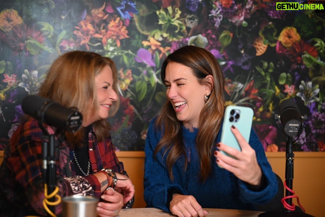 Ana María Polo Instagram - En las fotos pueden percibir lo bien que la pasé grabando una entrevista para el podcast de la fabulosa @erikadlvoficial Pronto podrán escuchar la conversación dónde hablamos de todo. ¡Desde política hasta la menopausia! ¡Pendientes! 👀 #HeDicho #CasoCerrado #AnaMariaPolo