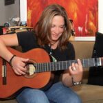 Ana María Polo Instagram - Una de mis pasiones… la guitarra 😍 Me gustaría saber a ustedes, ¿qué los mueve? Cuéntenme aquí… ¡Los quiero! #HeDicho #CasoCerrado #AnaMariaPolo