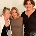 Ana María Polo Instagram – ¡Hola amigos! ¿Cómo están por acá? 

Hoy jueves de #TBT les comparto este par de fotos con Iris, encargada de mi vestuario y Sandra, mi estilista, parte de mi equipo todos estos años. ♥️✨

#HeDicho #AnaMariaPolo #CasoCerrado20Años