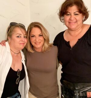 Ana María Polo Instagram - ¡Hola amigos! ¿Cómo están por acá? 

Hoy jueves de #TBT les comparto este par de fotos con Iris, encargada de mi vestuario y Sandra, mi estilista, parte de mi equipo todos estos años. ♥️✨

#HeDicho #AnaMariaPolo #CasoCerrado20Años