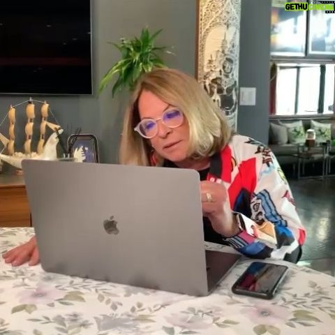 Ana María Polo Instagram - Aprovecho para dejarles un mensaje de persistencia... ¡Nunca te des por vencido! Es la manera de lograr lo que deseamos en nuestras vidas. ¡Gracias @latinxnow por la nota! No This is how interviews are done today 😷 Please remember... never give up! Thank you @latinxnow #HeDicho #CasoCerrado #AnaMariaPolo