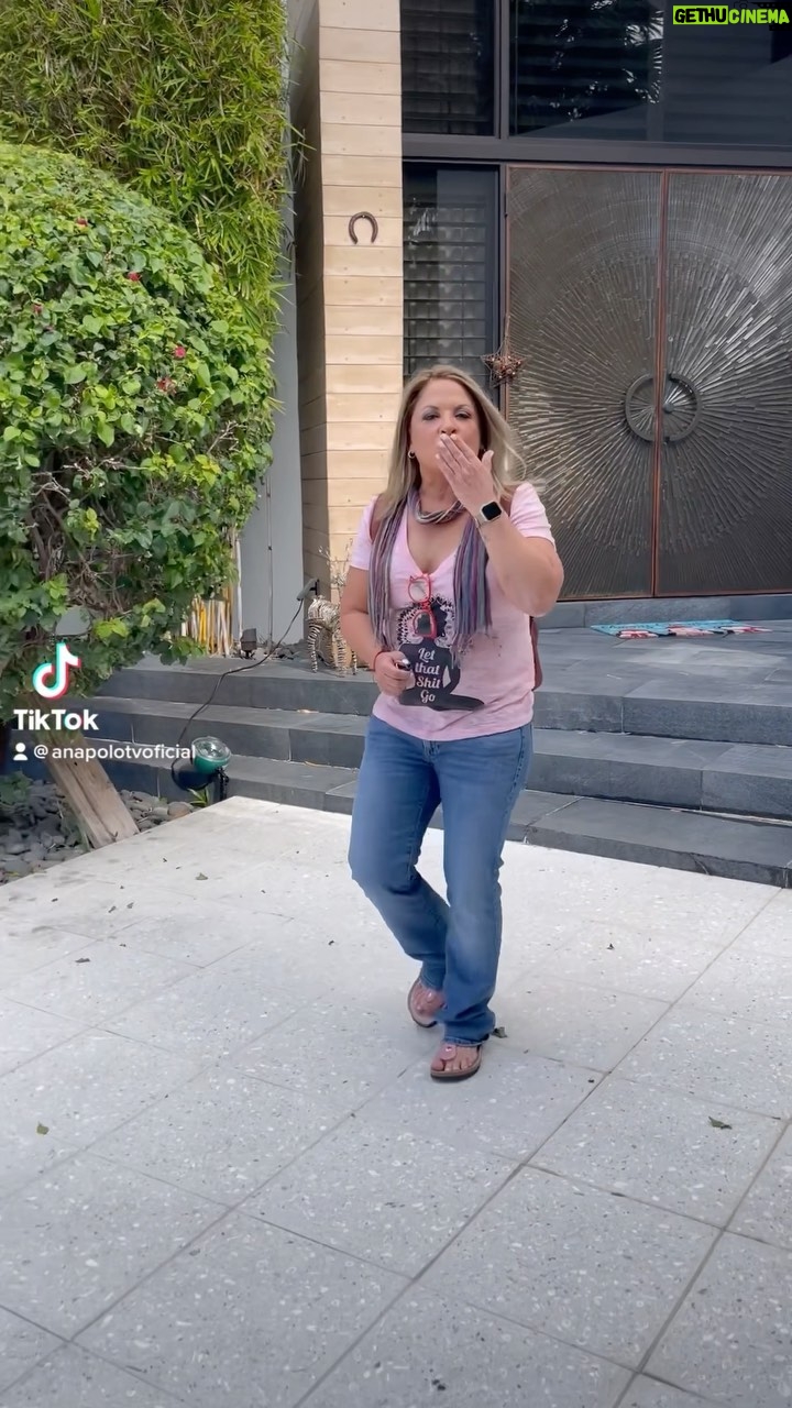 Ana María Polo - 254.9K Likes - Buenos dias mis amigos!! Así me gusta comenzar el dia ☀️ Work, work, work con toda la energía 💪
#HeDicho #CasoCerrado #AnaMariaPolo