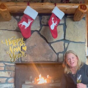 Ana María Polo Instagram - ¡Feliz Año Nuevo! 🥂 Gracias por compartir conmigo en el 2022! #HeDicho #2023