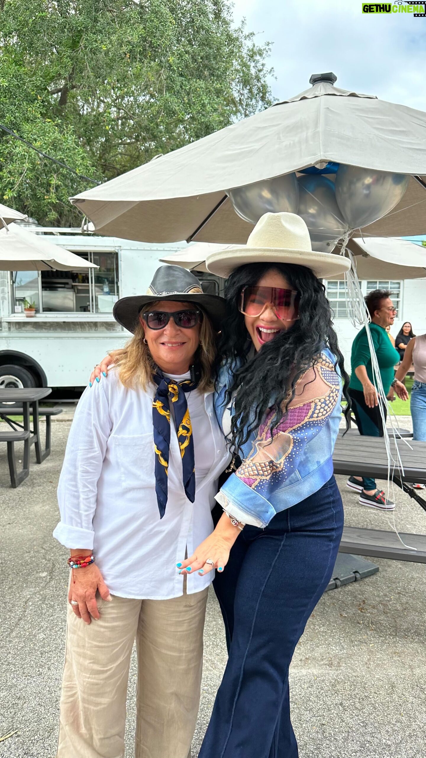 Ana María Polo Instagram - Más Que “El Almuerzo con Caro” un CASO CERRADO con la gran @anapolotv celebrando sus 15 , sus 15 millones de seguidores en facebook . Pa’ Que Respeten 😉👑. CS #cosasquelepasanalavenenosa #instagram #cosasquesientecaro #instagood #photooftheday #dimequeposteasytedirequieneres #miami #redes