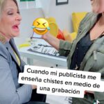 Ana María Polo Instagram - No soy yo, es que me distraen 🤪 Trabajando y riendo amigos. Hay que disfrutar la vida. Los quiero siempre. #HeDicho #CasoCerrado #AnaMariaPolo