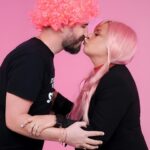 Ana María Polo Instagram - Perdoname @adamarilopez si te fui infiel!!! Besito de piquito con mi querida @anapolotv para seguir celebrando las recaudaciones que hemos logrado como parte de la campaña #bigwigs de @susangkomen !! Falta mucho por llegar a la meta pero de $10 en $10 podemos lograrlo! Quién dice yo??? Link en mi bio… 📸by @kikeflorescreator en su estudio @miandcolette