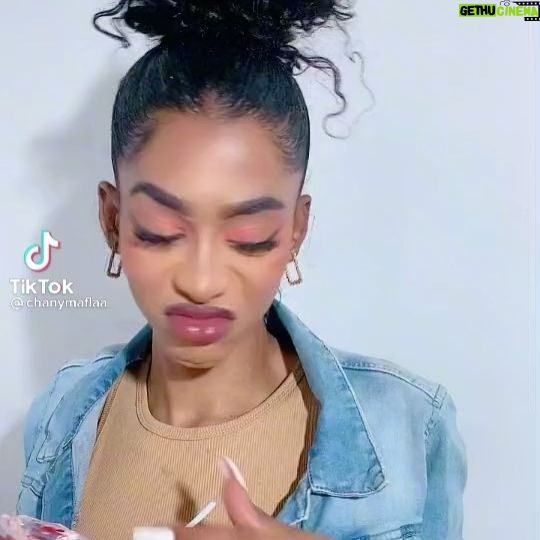 Ana María Polo Instagram - ¡Hola amigos! ¡Feliz comienzo de mes! ¿Por cierto, a quien más le han diagnosticado falta de dinero? Me divierto mucho viendo lo creativos que pueden ser con los vídeos. Recuerden que yo también tengo cuenta de TikTok y me pueden seguir en @AnaMariaPoloTVOficial ¡Saludos y feliz febrero para todos! #HeDicho #CasoCerrado #AnaMariaPolo