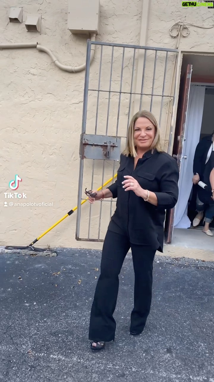 Ana María Polo - 42.5K Likes - ¡Hola amigos! ¿Cómo están por acá?
Les dejo este nuevo #TikTok que subí a mi cuenta oficial mostrándoles un poco el detrás de cámara 🎥 del nuevo programa Dra. Polo Investiga.
Si no me siguen todavía en @tiktok me encuentran cómo ➡️AnaPoloTVOficial
¡Se me cuidan!
#HeDicho #CasoCerrado #AnaMariaPolo
