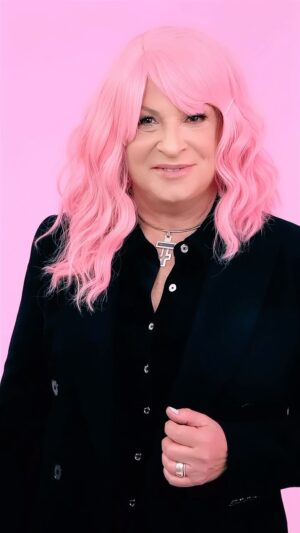 Ana María Polo Instagram - 1 de cada 9 latinas en los Estados Unidos es diagnosticada con cáncer de seno. Por esto acepté la invitación de @susangkomen para la campaña Big Wigs. 

Visita el enlace en mi biografía para hacer tu donación y ayudarme a alcanzar la meta 🎀

#hedicho #anamariapolo