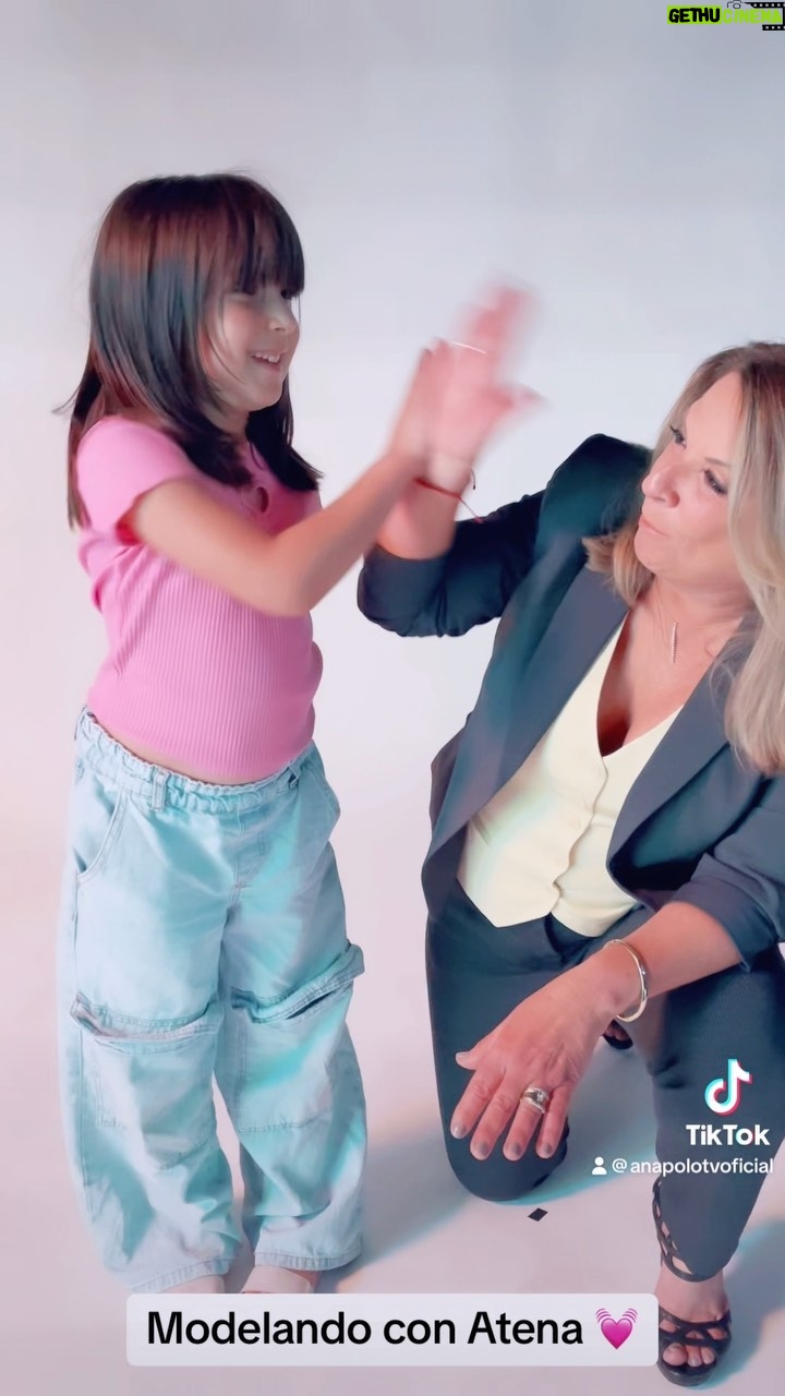 Ana María Polo Instagram - Aquí les presento a mi amiguita Atena 💓 Que bella es la inocencia de los niños. Por eso, en Caso Cerrado siempre luchamos por sus derechos. 👩🏻⚖️ Abrazos amigos. #HeDicho #CasoCerrado #AnaMariaPolo