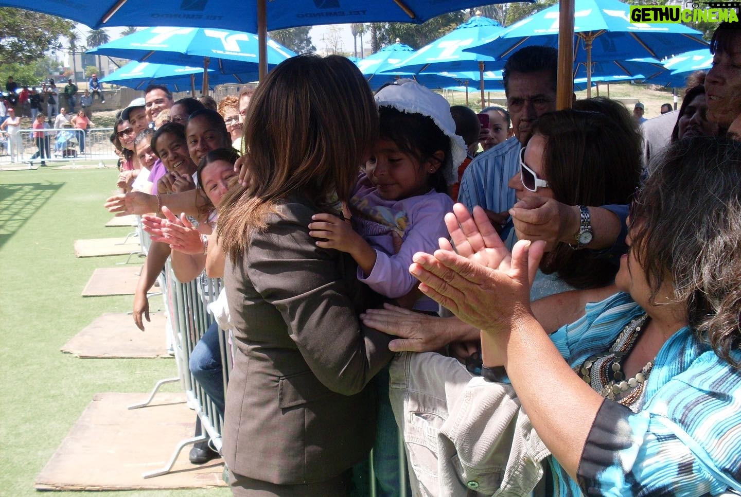 Ana María Polo Instagram - Ya sea a mi familia, amigos, compañeros de trabajo o alguien que me saluda en la calle, disfruto mucho un abrazo de esos que se dan de corazón ♥️ Es la mejor manera de comunicar emociones y sentimientos sin tener que decir una palabra. ¿A quién quieres abrazar hoy? #NationalHuggingDay #CasoCerrado #HeDicho #AnaMariaPolo