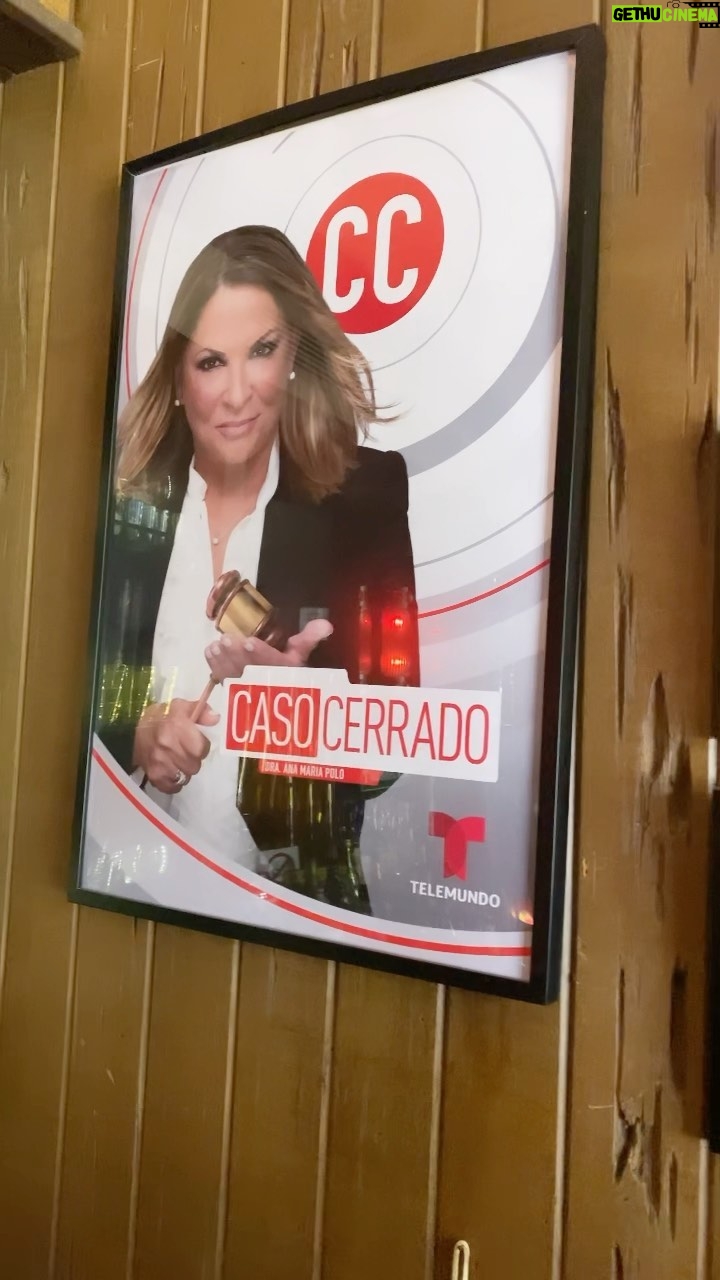 Ana María Polo Instagram - ¡Feliz semana amigos! Muchos me han pedido ver cómo tengo decorado al bar de mi casa, el “Polo Club” dedicada a Caso Cerrado y mi trabajo en los medios. Muchos son los buenos recuerdos que llenan estas paredes. Gracias a ustedes siempre. 👩🏻⚖️ #HeDicho #CasoCerrado #AnaMariaPolo