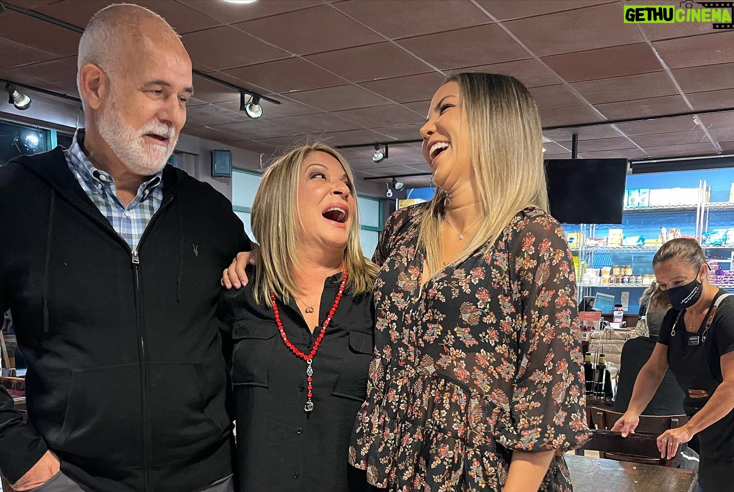 Ana María Polo Instagram - Ya sea a mi familia, amigos, compañeros de trabajo o alguien que me saluda en la calle, disfruto mucho un abrazo de esos que se dan de corazón ♥️ Es la mejor manera de comunicar emociones y sentimientos sin tener que decir una palabra. ¿A quién quieres abrazar hoy? #NationalHuggingDay #CasoCerrado #HeDicho #AnaMariaPolo
