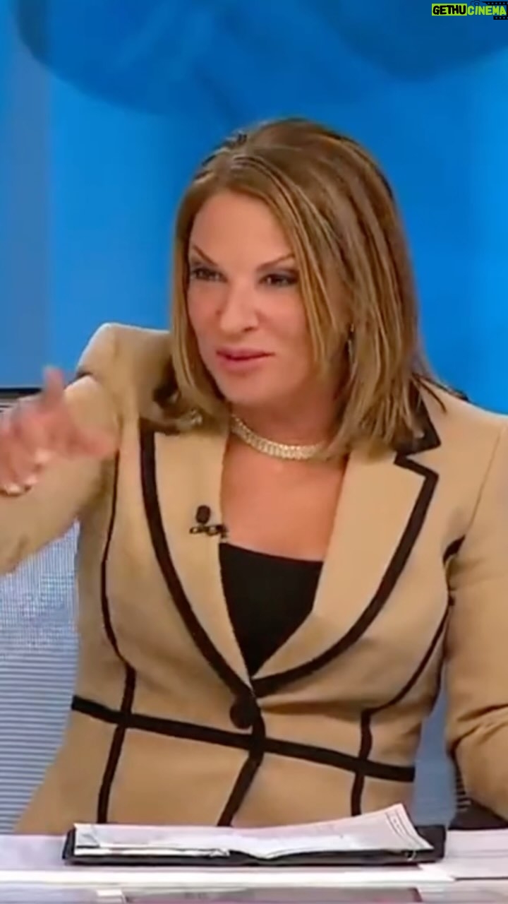 Ana María Polo - 76.5K Likes - Amigos... Este es el dilema de “Pichurris” que quiere convencer a dos mujeres para vivir juntas y compartir su vida con él. Mis amigos ¿Estarían dispuestos a compartir el amor de su vida con otra persona?
Posdata: Si desean ver el capitulo completo lo puedes encontrar en mi pagina oficial de “FB” el titulo del capitulo es (ENTRE DOS AMORES).
#anamariapolo #DraPolo #CasoCerrado #hedico #poliamor #parejasfelices