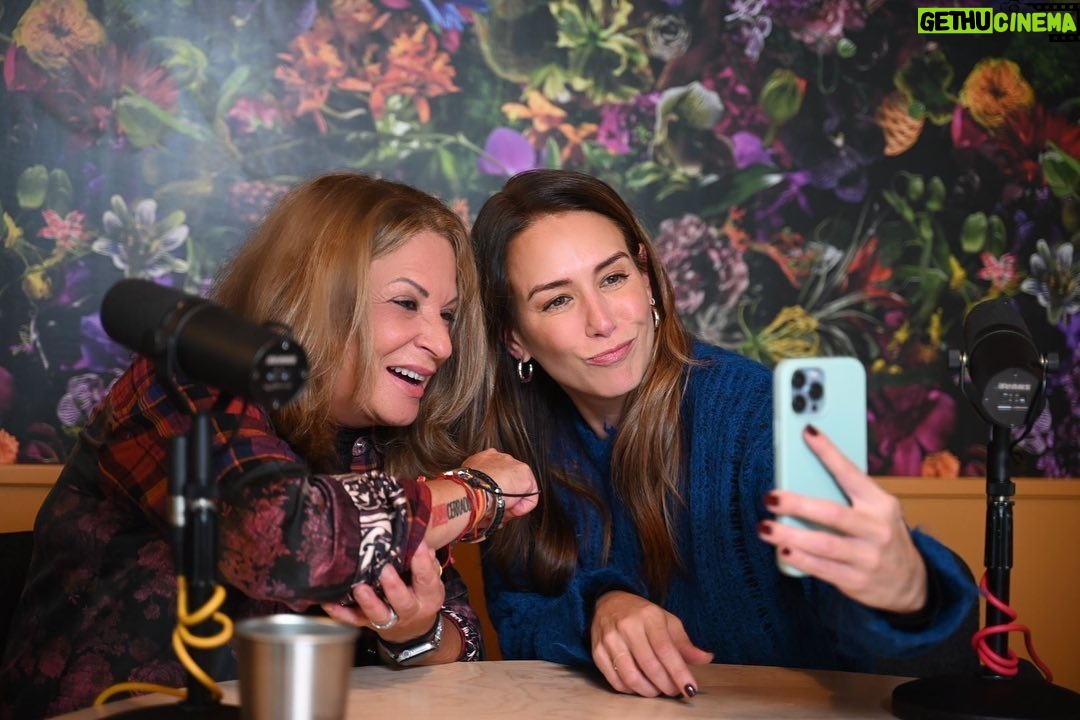 Ana María Polo Instagram - En las fotos pueden percibir lo bien que la pasé grabando una entrevista para el podcast de la fabulosa @erikadlvoficial Pronto podrán escuchar la conversación dónde hablamos de todo. ¡Desde política hasta la menopausia! ¡Pendientes! 👀 #HeDicho #CasoCerrado #AnaMariaPolo