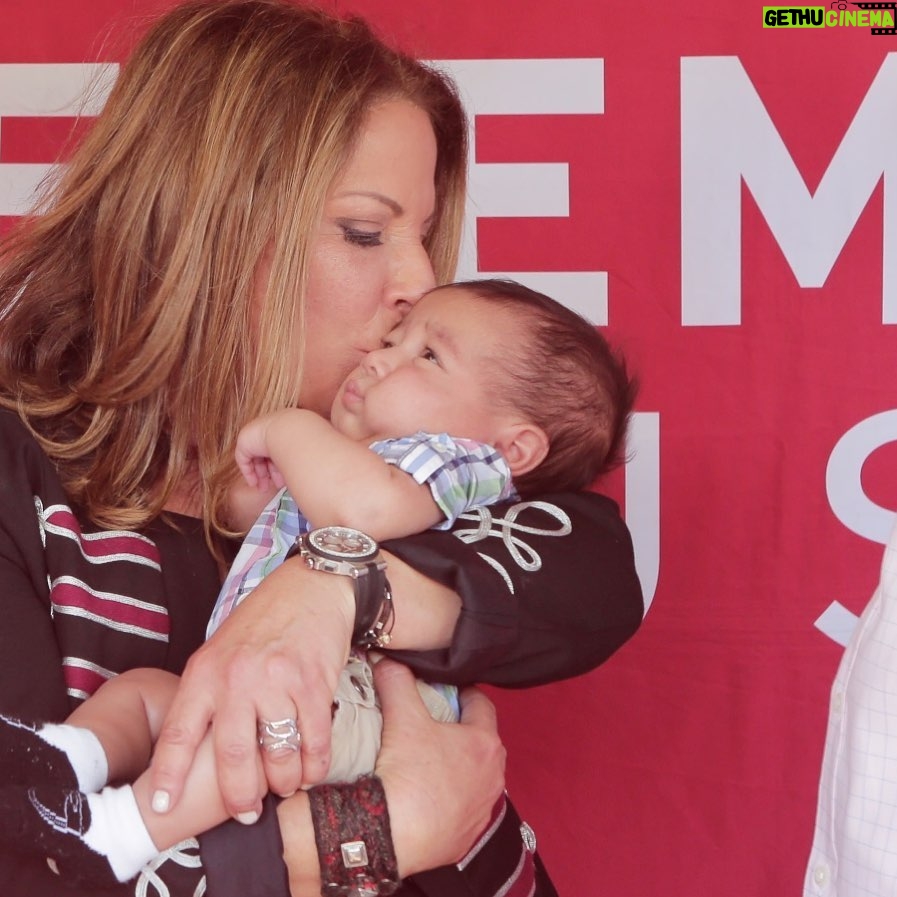 Ana María Polo Instagram - Besos y más besos para compartir el mensaje de @su2c Súmate a esta campaña con tú donación. 😘😘😘 Spread the love and donate to @su2c so we can #KissCancerGoodbye. 💋 #HeDicho #CasoCerrado #AnaMariaPolo