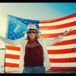Ana María Polo Instagram - Muchos en Estados Unidos están celebrando en la playa o piscina el día feriado. En Miami aunque el día está lluvioso, el calor se siente. Hoy #MemorialDay o Día de los Caídos en Guerra, recordamos y honramos a aquellos que hicieron el máximo sacrificio por la libertad de este gran país 🇺🇸❤️¡Cuídense mucho amigos! #HeDicho #CasoCerrado #AnaMariaPolo