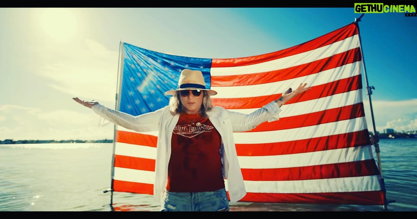 Ana María Polo Instagram - Muchos en Estados Unidos están celebrando en la playa o piscina el día feriado. En Miami aunque el día está lluvioso, el calor se siente. Hoy #MemorialDay o Día de los Caídos en Guerra, recordamos y honramos a aquellos que hicieron el máximo sacrificio por la libertad de este gran país 🇺🇸❤️¡Cuídense mucho amigos! #HeDicho #CasoCerrado #AnaMariaPolo