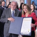 Ana María Polo Instagram - Amigos, esta es otra de mis fotos favoritas. Aquí celebrábamos 15 años de #CasoCerrado en el año 2015 y el entonces alcalde de la ciudad de Miami me entregaba la proclamación del día de la Doctora Ana María Polo. Sigan publicando sus fotos favoritas con el #AnaMariaPolo20Años para verlas. ¡Que tengan feliz fin de semana! #HeDicho #AnaMariaPolo