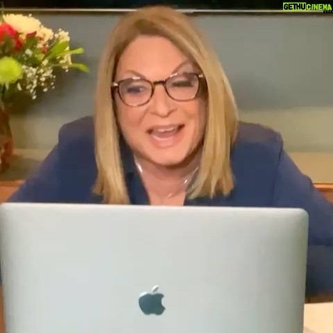 Ana María Polo Instagram - ¡Feliz lunes amigos! Cómo me les va? Cuéntenme… ¿Algo que hayan probado y les gustó tanto y se quedaron pegados para siempre? Por ejemplo, Caso Cerrado 😂 ¡Saludos! #HeDicho #CasoCerrado #AnaMariaPolo