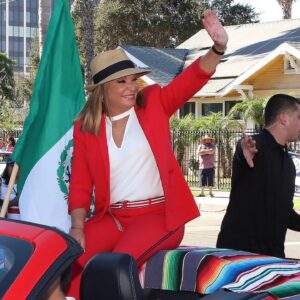 Ana María Polo Instagram - Los que me conocen saben que me gusta mucho usar sombreros y tengo una colección. ¿Les que parece que me lucen? 

#nationalhatday 

#HeDicho #CasoCerrado #AnaMariaPolo