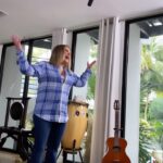 Ana María Polo Instagram - ¡Hola amigos!! Aquí recordando cómo transformamos mi casa en estudio para grabar parte de las campañas navideñas. ¡Se ve lindo en cámara pero lleva su producción! Saludos a todo el equipo de trabajo. #HeDicho #CasoCerrado #AnaMariaPolo