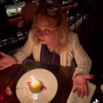 Ana María Polo Instagram - ¡Hola amigos! Aunque ya pasaron varios días desde que cumplí años, quería compartirles un poco de la celebración. Una cena deliciosa con amigas. ¡Siempre es lindo saludarlos y compartir con ustedes! Aparte les cuento que descubrí este tema, Ana María Polo, de Similito Swagger. ¿Qué les parece? #HeDicho #CasoCerrado #AnaMariaPolo