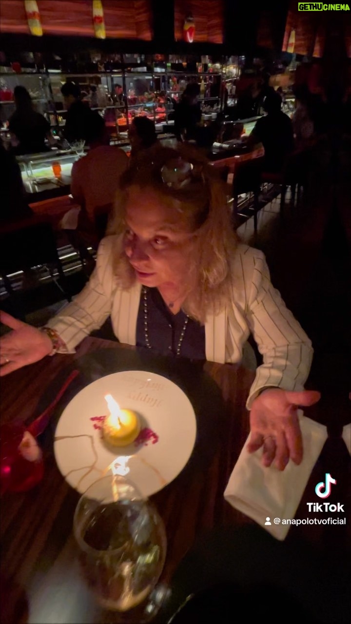 Ana María Polo Instagram - ¡Hola amigos! Aunque ya pasaron varios días desde que cumplí años, quería compartirles un poco de la celebración. Una cena deliciosa con amigas. ¡Siempre es lindo saludarlos y compartir con ustedes! Aparte les cuento que descubrí este tema, Ana María Polo, de Similito Swagger. ¿Qué les parece? #HeDicho #CasoCerrado #AnaMariaPolo