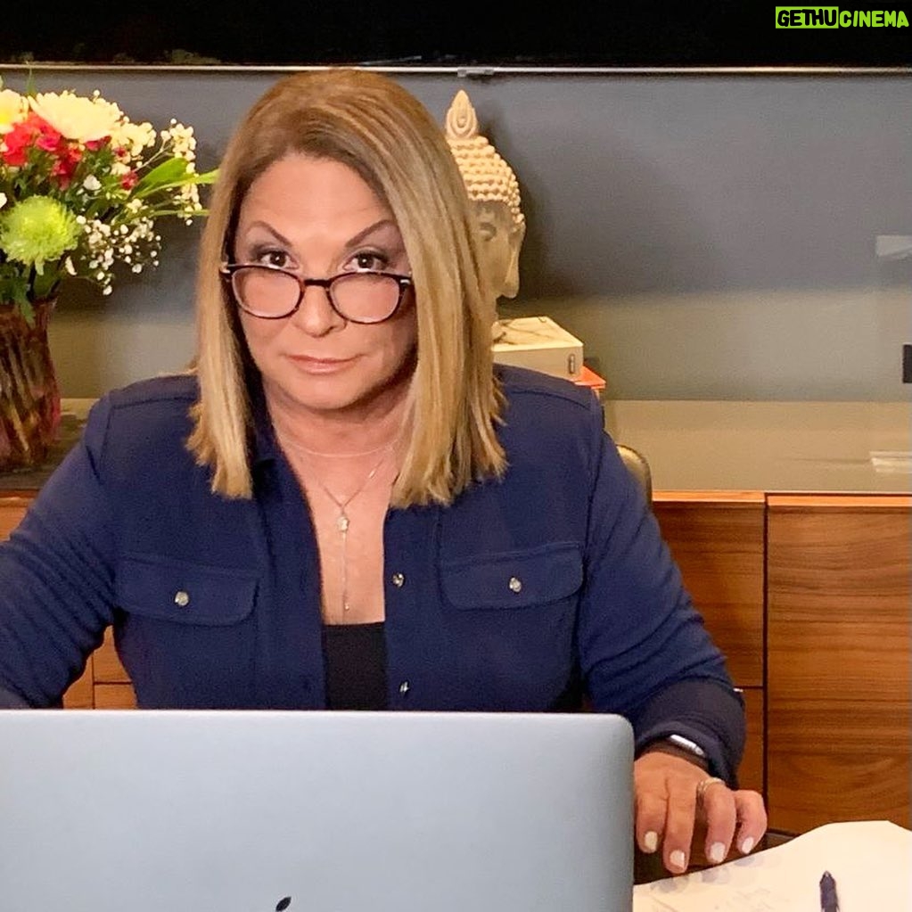 Ana María Polo Instagram - ¡Feliz lunes amigos! Cómo me les va? Cuéntenme… ¿Algo que hayan probado y les gustó tanto y se quedaron pegados para siempre? Por ejemplo, Caso Cerrado 😂 ¡Saludos! #HeDicho #CasoCerrado #AnaMariaPolo