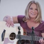 Ana María Polo Instagram - Una de mis pasiones… la guitarra 😍 Me gustaría saber a ustedes, ¿qué los mueve? Cuéntenme aquí… ¡Los quiero! #HeDicho #CasoCerrado #AnaMariaPolo