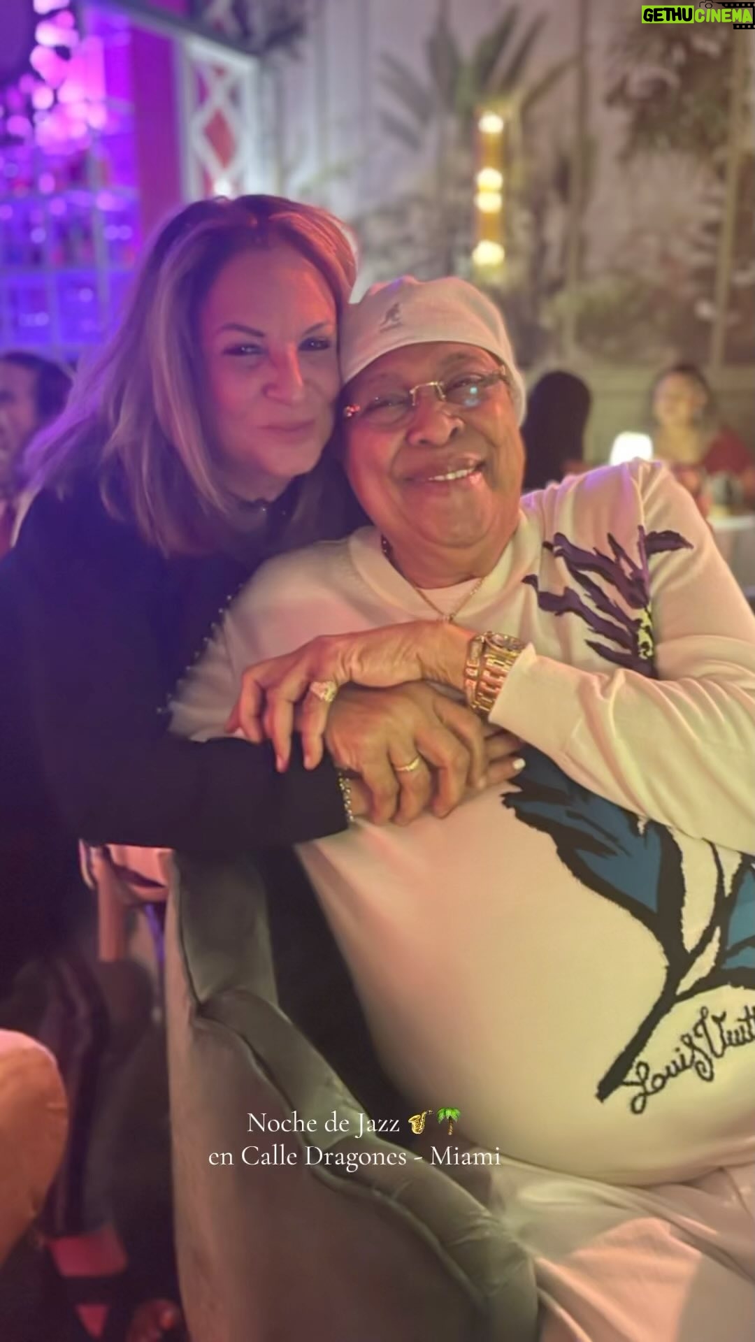 Ana María Polo Instagram - Exquisita noche de Jazz Latino en @calledragonesmiami Comida deliciosa y un show increíble de @leniadiaz_official a quién recordaba de una fiesta aniversario de #CasoCerrado. Tuve la oportunidad también de saludar al maestro del piano @chuchovaldesmusic y a muchos de ustedes que me brindan siempre su cariño. ¡Miami tiene tanto que ofrecer! 💃🏻🎷🌴 #HeDicho #AnaMariaPolo #calledragonesmiami