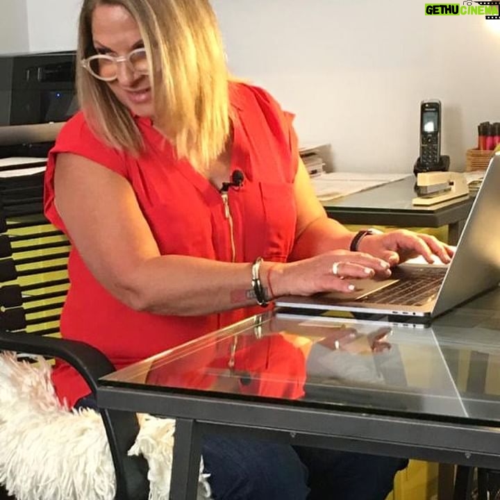 Ana María Polo Instagram - ¿Qué tal amigos? Sabían que cada segundo lunes del mes de enero es el Día Nacional de Limpiar el Escritorio? Personalmente me ayuda a concentrarme si está organizado y limpio. ¿Qué tal está el tuyo? ¡Saludos! #CasoCerrado #HeDicho #AnaMariaPolo