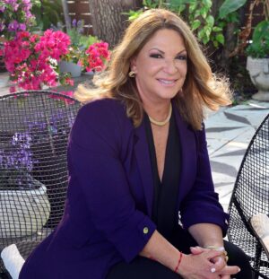 Ana María Polo Instagram - ¡Hola amigos! En #SpiritDay visto de morado ya que estoy en contra del bullying y apoyo a los jóvenes LGBTQ. ¡¡Hoy cambia tus redes a morado si estás en contra del acoso!! 
💜💜💜

#HeDicho #CasoCerrado #AnaMariaPolo