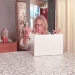 Ana María Polo Instagram - Así hacemos entrevistas desde casa. Parece sencillo en cámara rápida 🤪 Saludos a todos mis amigos chilenos. Esto fue en entrevista para Canal 13 #TBT #HeDicho #CasoCerrado #AnaMariaPolo