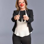 Ana María Polo Instagram – El #TBT de hoy es recordando la campaña para @rednosedayusa que justamente también se celebra hoy este año. Síguelos y apóyalos en la lucha contra la pobreza infantil.

#HeDicho #CasoCerrado #AnaMariaPolo #rednoseday