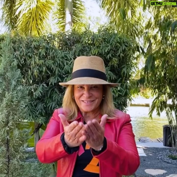Ana María Polo Instagram - ¿Cómo están amigos? Esta semana me uno a @su2c para recordarles que programen una prueba de detección de cáncer. ¡La detección temprana del cáncer ayuda a salvar vidas! Para más información pueden visitar CancerScreenWeek.org. #CancerScreenWeek #HeDicho #CasoCerrado #AnaMariaPolo