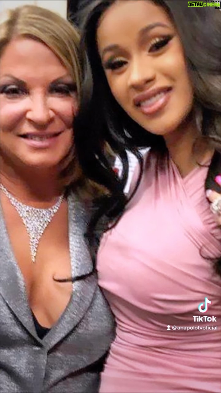 Ana María Polo Instagram - Aunque la lucha de la mujer a través de los años por ocupar el mismo lugar de los hombres en la sociedad siempre ha sido de destacar, siento que este año será fundamental para lograr cambios permanentes. Adoro ver cómo las nuevas generaciones de chicas se apoyan entre sí dejando atrás la competencia femenina. Finalmente entendimos que necesitamos apoyarnos para avanzar! Este día internacional de la mujer le mando un especial abrazo a todas las niñas, jóvenes, señoras y abuelas que me siguen desde cualquier rincón. Sigamos así que vamos por buen camino ❤️ Las quiero! #HeDicho #CasoCerrado #AnaMariaPolo #DiaInternacionalDeLaMujer