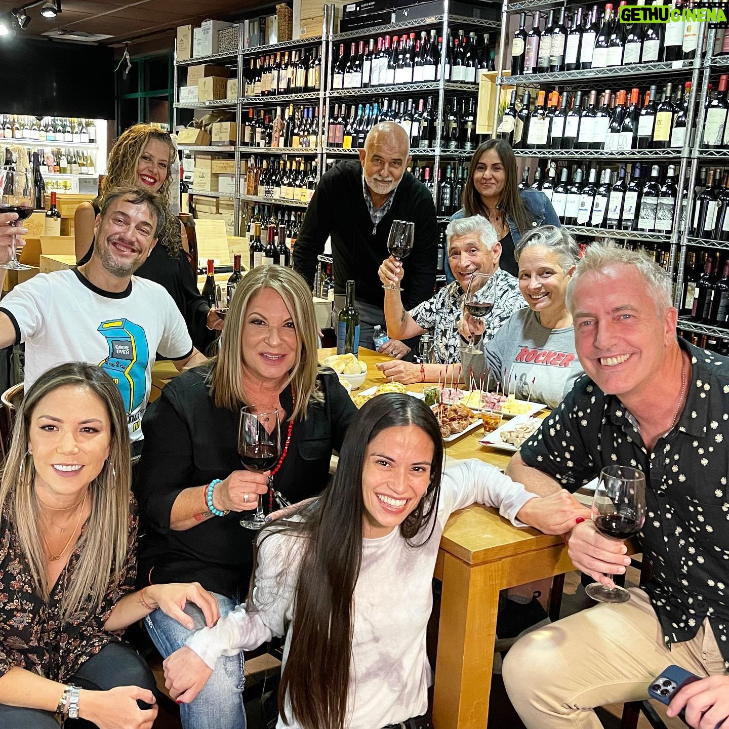 Ana María Polo - 34.8K Likes - La pasamos súper bien anoche visitando uno de mis lugares favoritos en Miami con @marley_ok y todo el equipo de @telefe en #PorElMundo 🍷Luego les compartiré vídeos de cómo grabamos este segmento.
Saludos a todos mis fans de la bella #Argentina ¡Espero visitarlos pronto!🇦🇷
#HeDicho #CasoCerrado #AnaMariaPolo