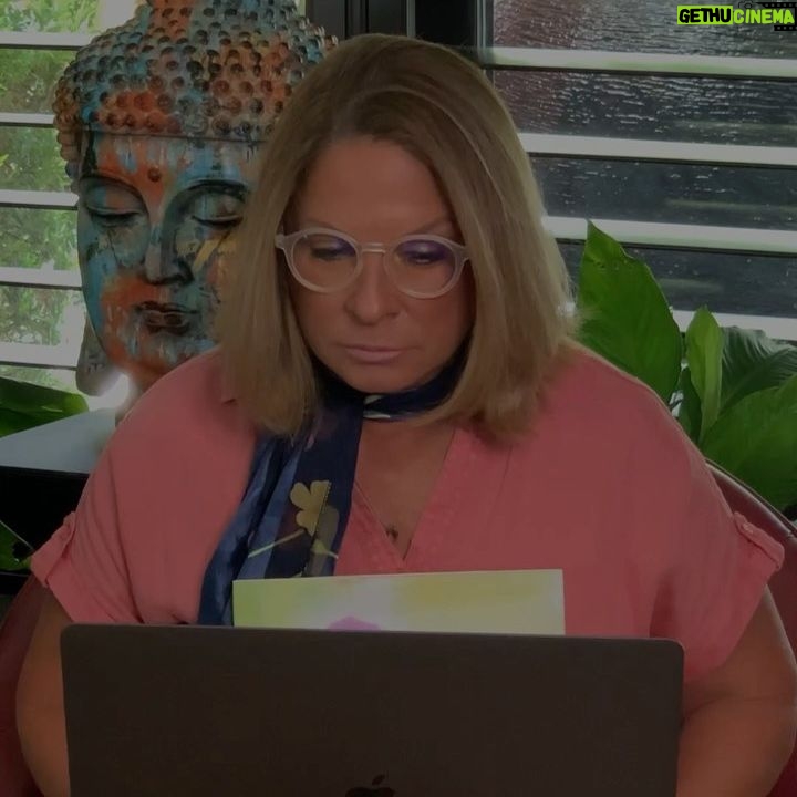 Ana María Polo Instagram - ¡Buenos días amigos! Por acá disfrutamos de leerles un cuento de Dr. Seuss a los niños de @lollipoptheater Siempre es un placer este #storytime con ellos así sea virtual. #HeDicho #CasoCerrado #AnaMariaPolo