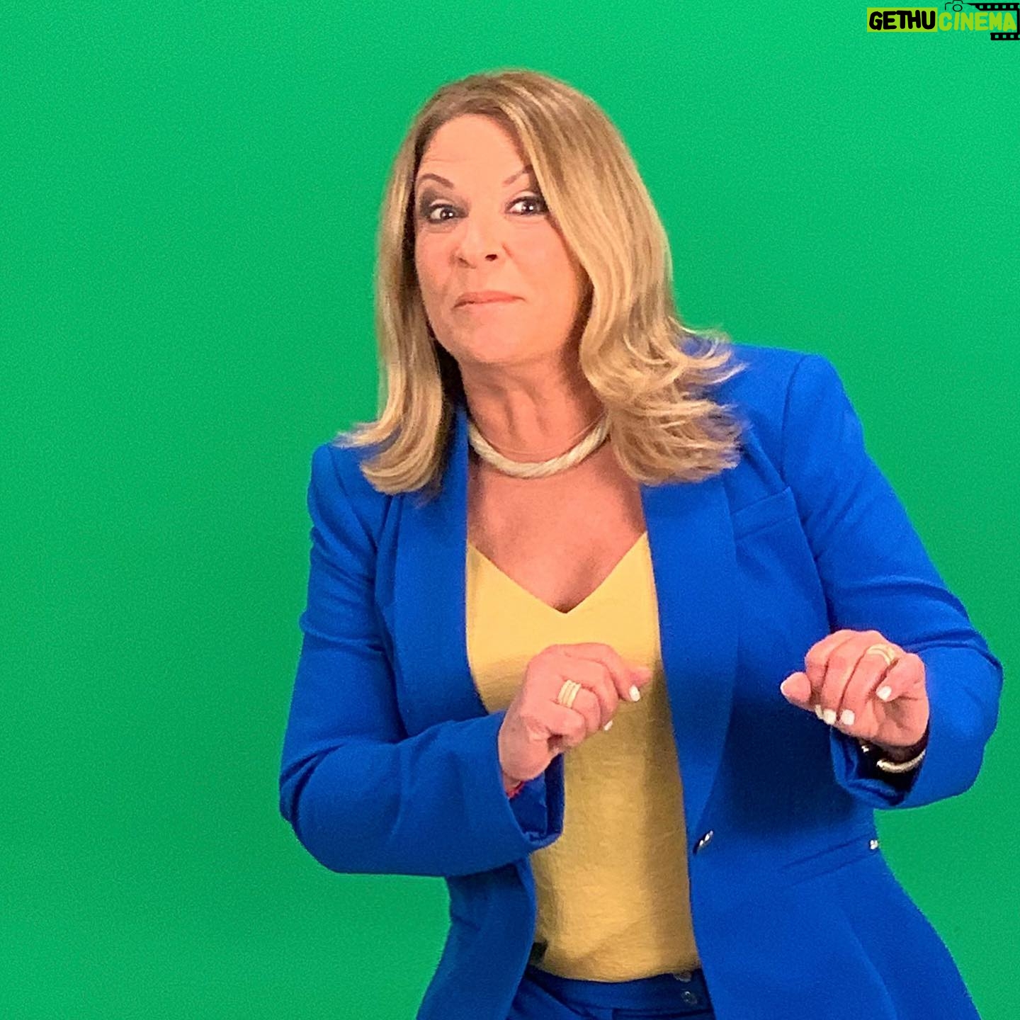 Ana María Polo Instagram - ¡Hola amigos! Pasando por aquí a ver cómo les va hoy miércoles y decirles que me encantó cómo completaron la frase en la foto de mi última publicación. ¡Pueden ser extremadamente creativos! Saludos para todos. #humpday #HeDicho #CasoCerrado #AnaMariaPolo